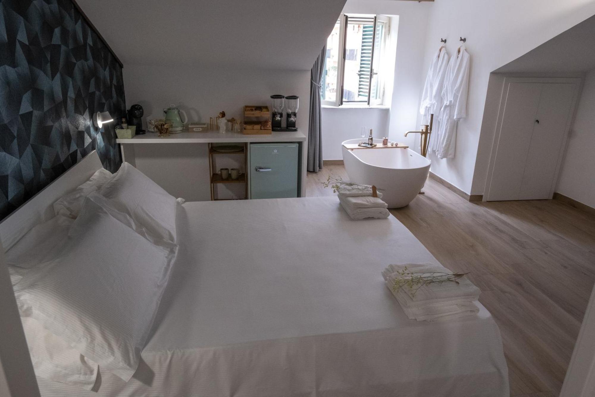 Coraline Deluxe Rooms Castellammare di Stabia Bagian luar foto